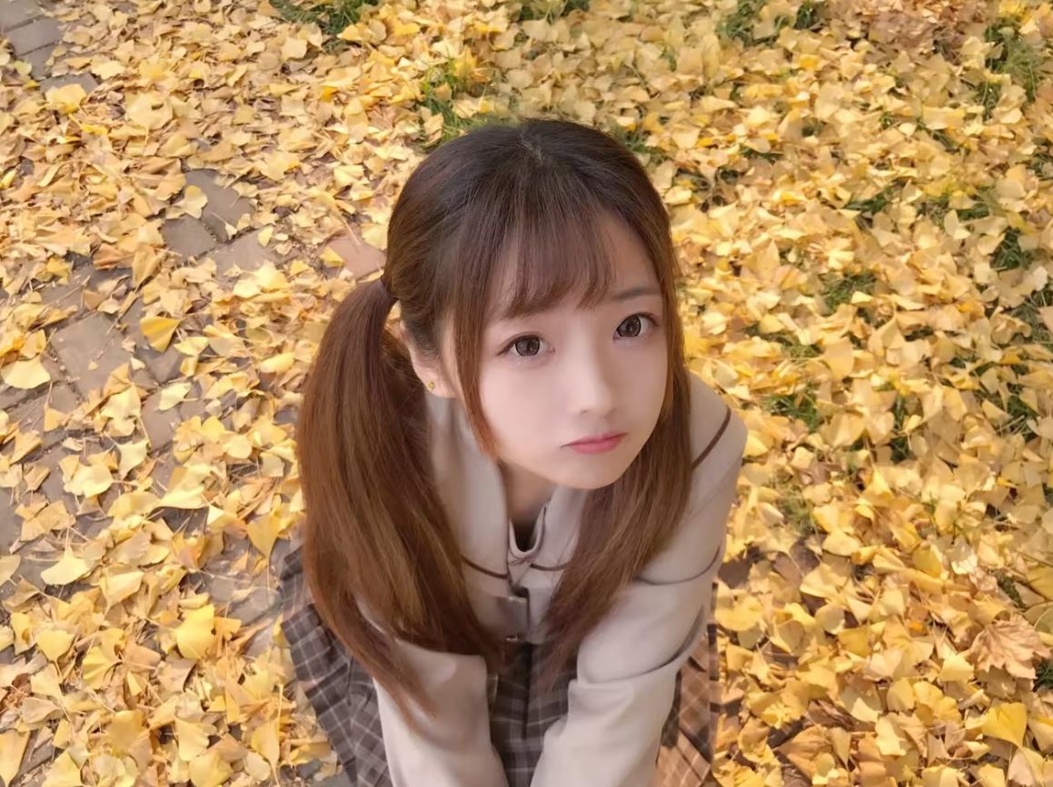 金色的阳光和金色的叶子，还有一个可爱的我