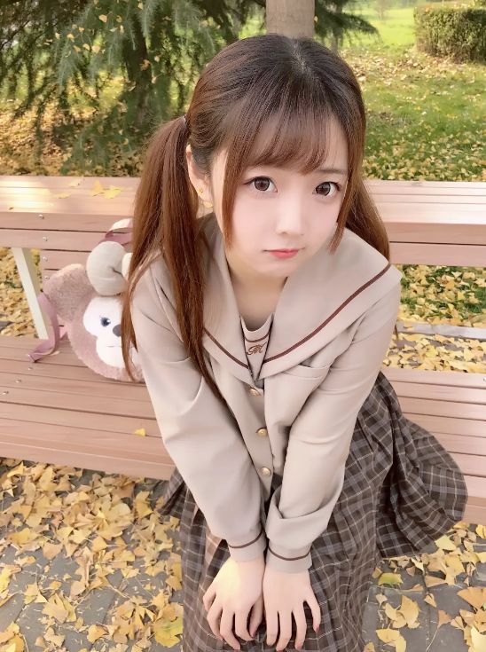 金色的阳光和金色的叶子，还有一个可爱的我