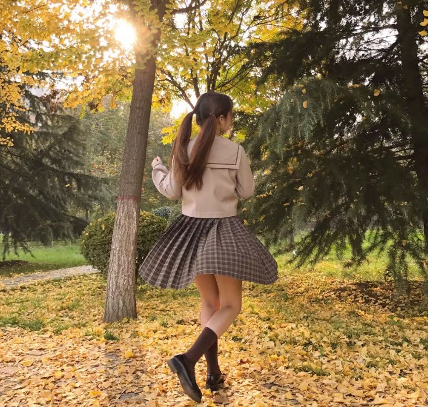 金色的阳光和金色的叶子，还有一个可爱的我