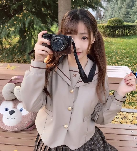 金色的阳光和金色的叶子，还有一个可爱的我