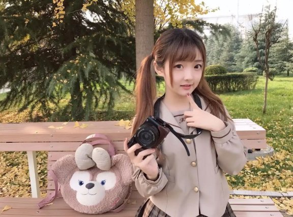 金色的阳光和金色的叶子,还有一个可爱的我